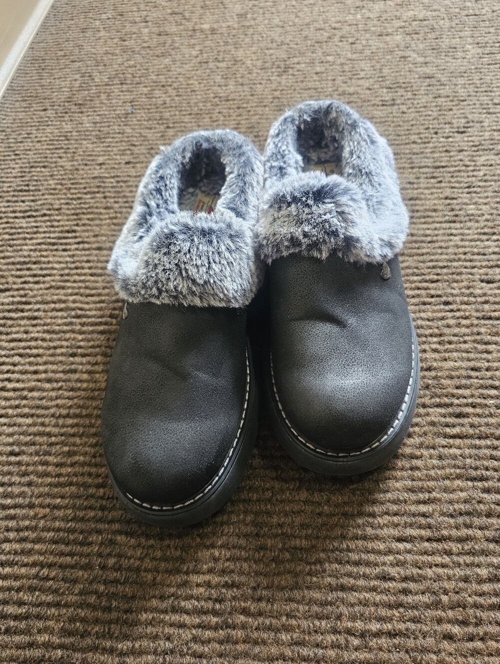 Skechers Black Slippers with Gray Faux-Fur Cuff Size 8.5